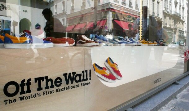 Scénographie vitrine Vans Chez Colette